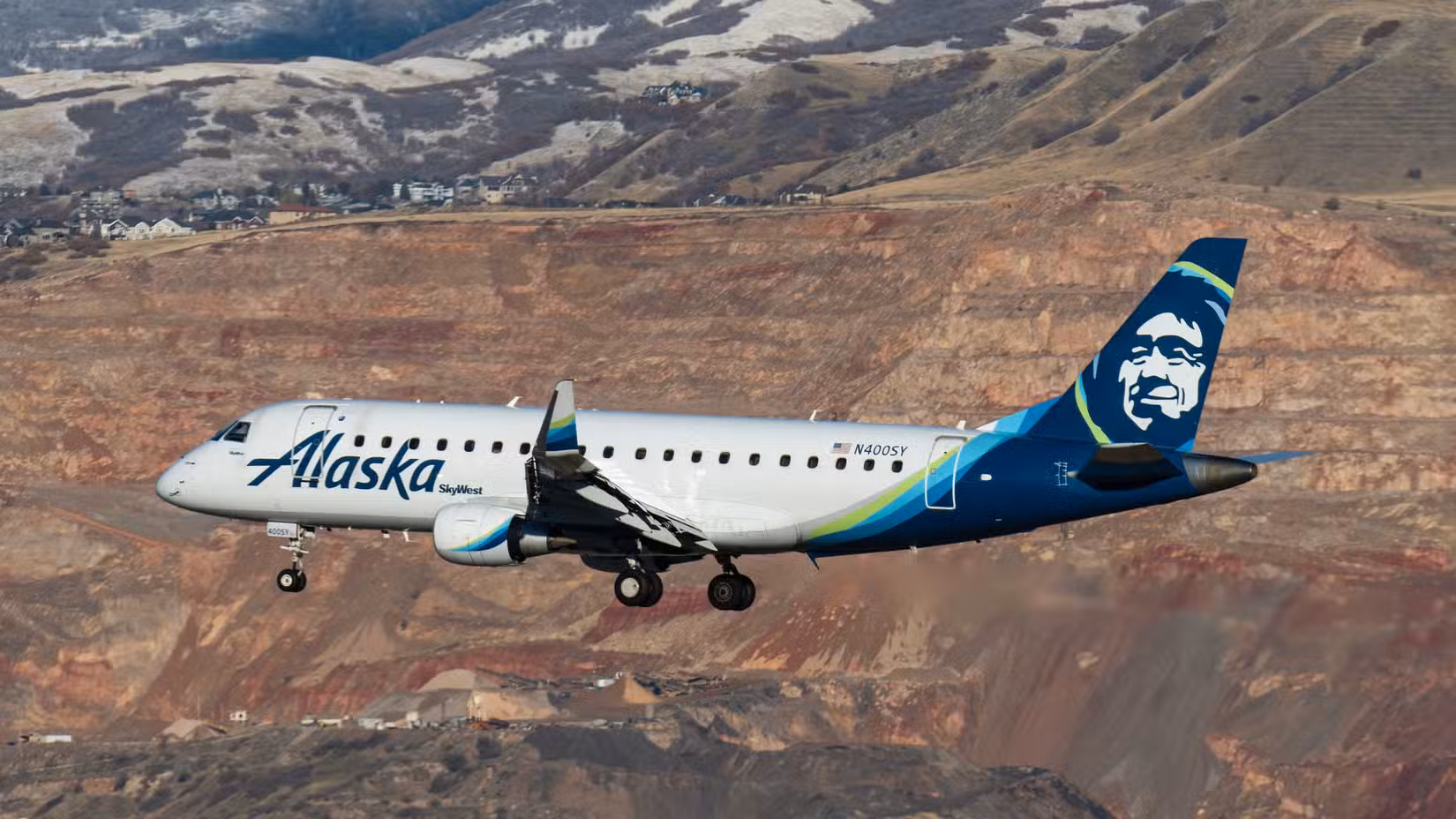 Alaska Airlines Embraer E175 operated by SkyWest Airlines landing shutterstock_2482795357