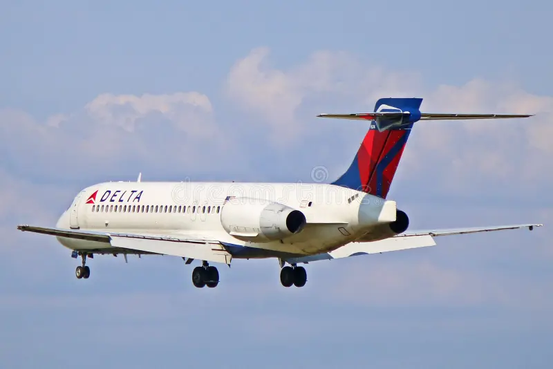 N925AT, an Delta Air Lines Boeing 717-200, is seen here on final approach to Toronto Pearson International Airport YYZ. Delta airplane stock images, royalty-free photos and pictures