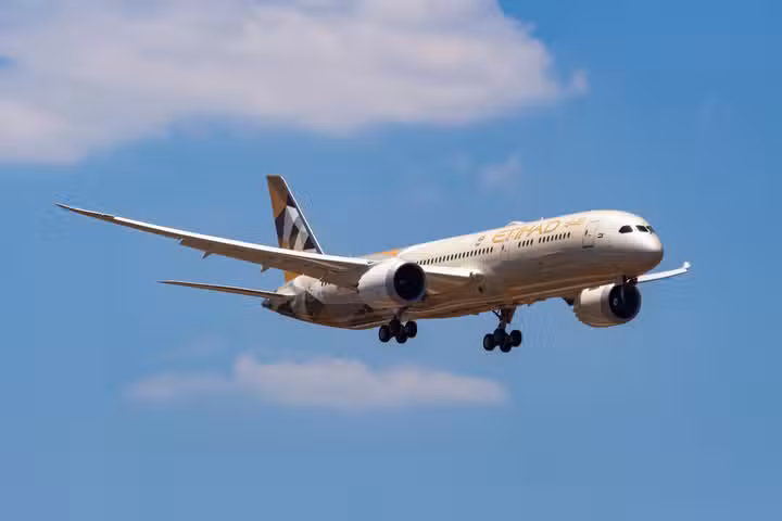 An Etihad Airways Boeing 787-9 flying in the sky.