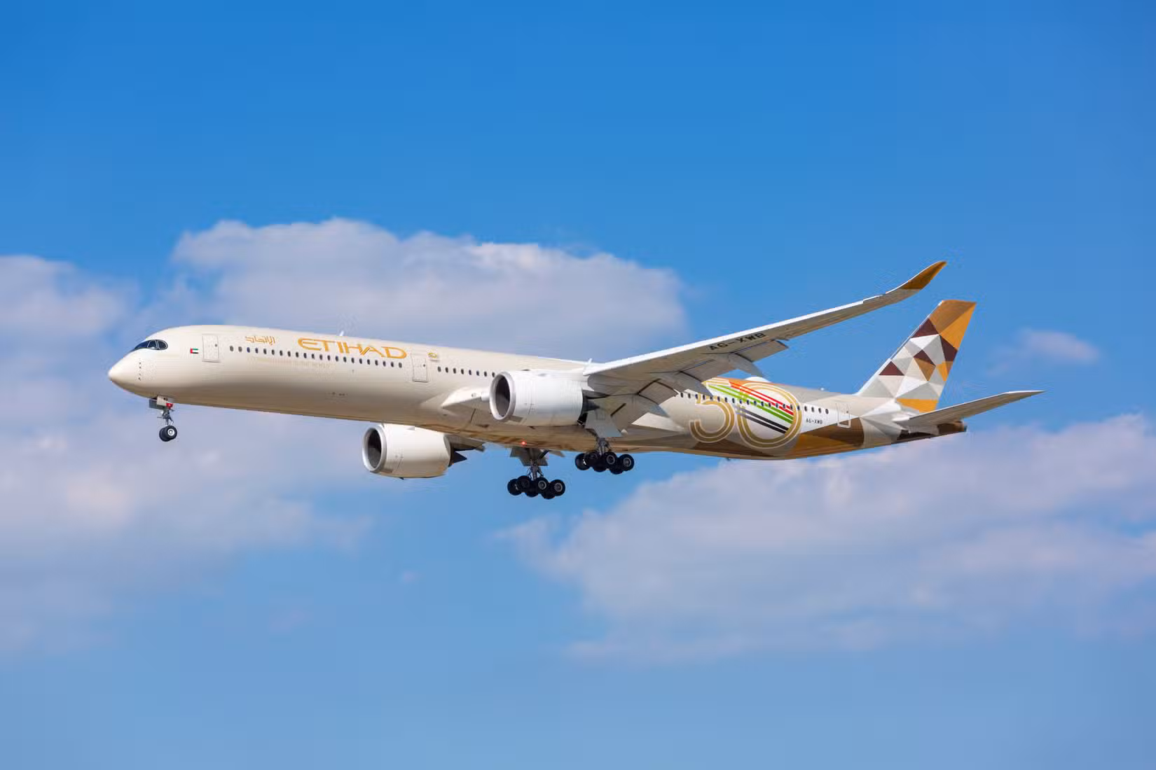Etihad Airways Airbus A350-1000 landing at Chicago O'Hare International Airport ORD shutterstock_2200516889
