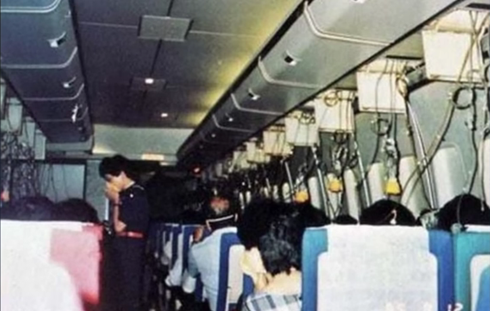 r/HistoryPorn - Interior of the Boeing 747 that served as Japan Airlines Flight 123 after the oxygen masks deployed due to depressurization, August 12th, 1985 [1704x1080]