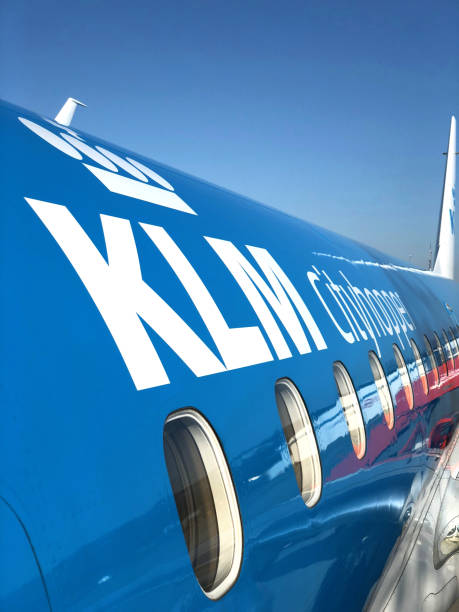 klm cityhopper embraer 190 lufthavn flughafen tromso - klm royal dutch airlines stock-fotos und bilder