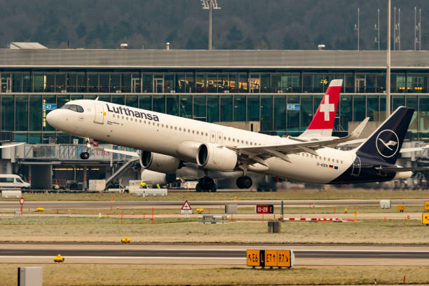 Lufthansa Airbus A321-271NX Neo departing from Zurich in Switzerland Zurich, Switzerland, January 20, 2023 Lufthansa Airbus A321-271NX Neo is taking off from runway 28 lufthansa airbus a321 stock pictures, royalty-free photos & images