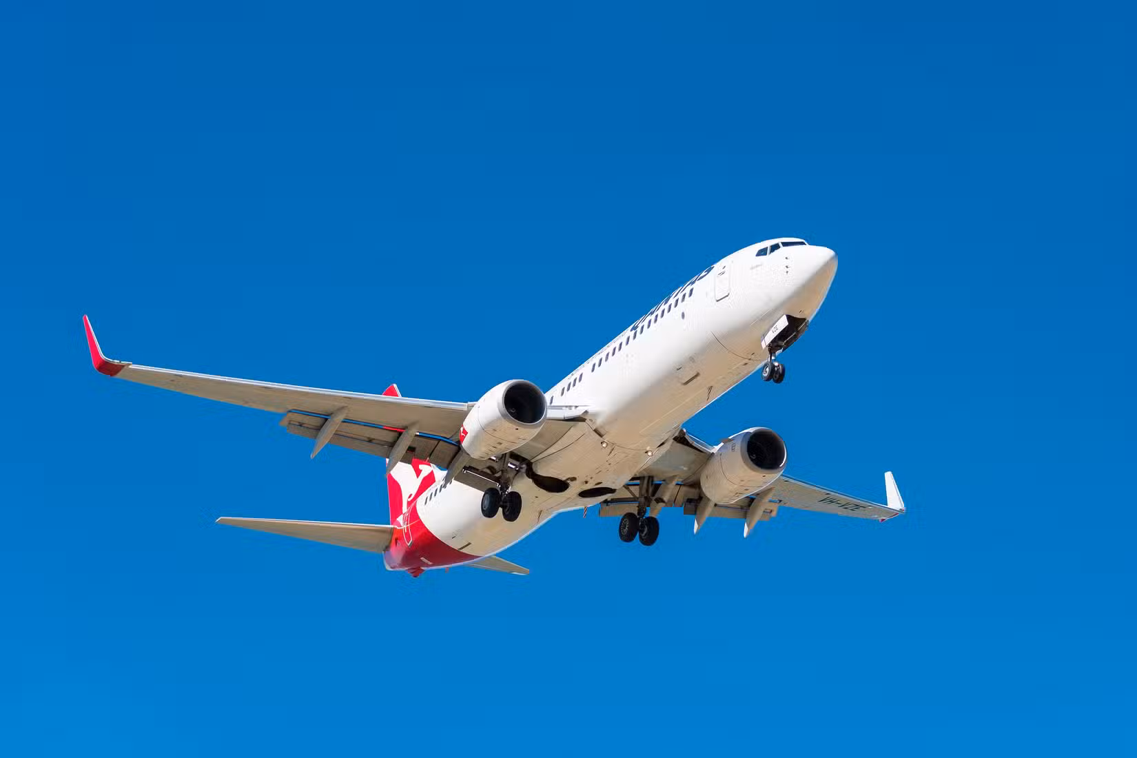 Qantas Boeing 737-800 landing