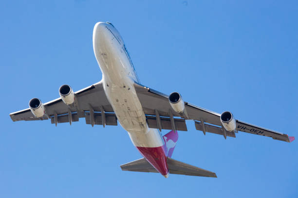 Qantas Boeing 747-400 Flying MELBOURNE, AUSTRALIA - MARCH 15: A Qantas Boeing 747-400 flies over Melbourne on March 15, 2015 qantas 747 stock pictures, royalty-free photos & images