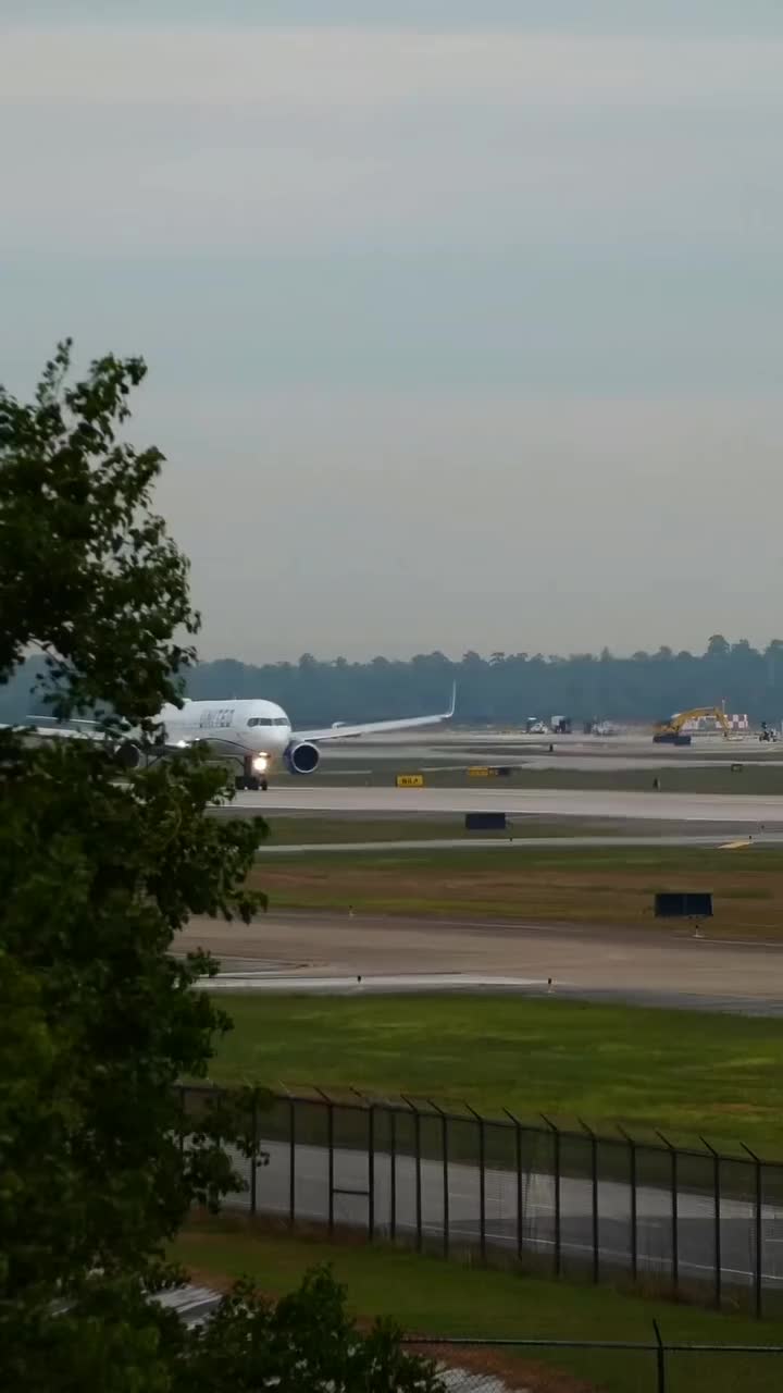 🔊 A United Airlines 757-300 lifting off from 15R for the early morning flight out to Denver By @that1spotter #unitedairlines #boeing #avgeek #reels
