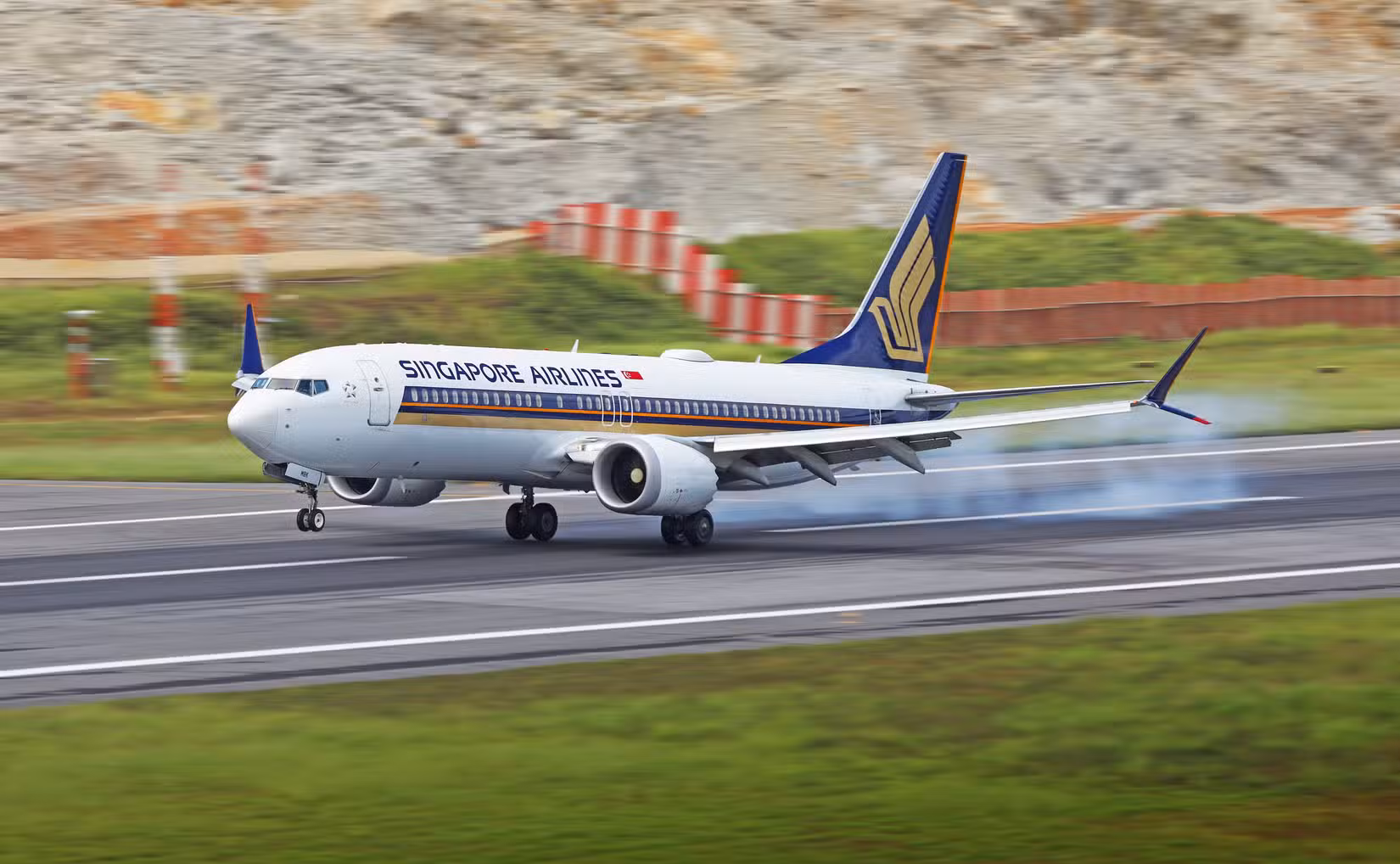 Singapore Airlines Boeing 737 Max 8 landing at Phuket International Airport.