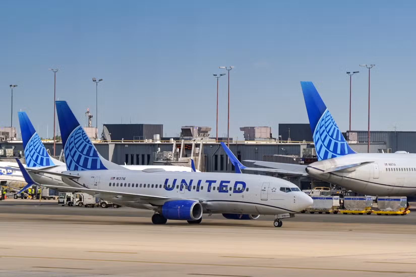 United Airlines Boeing 737 3