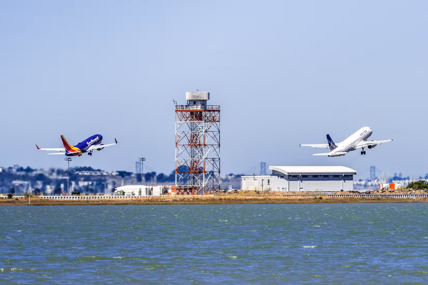 Southwest Airlines Boeing 737 and United Airlines Airbus A320 parallel departure