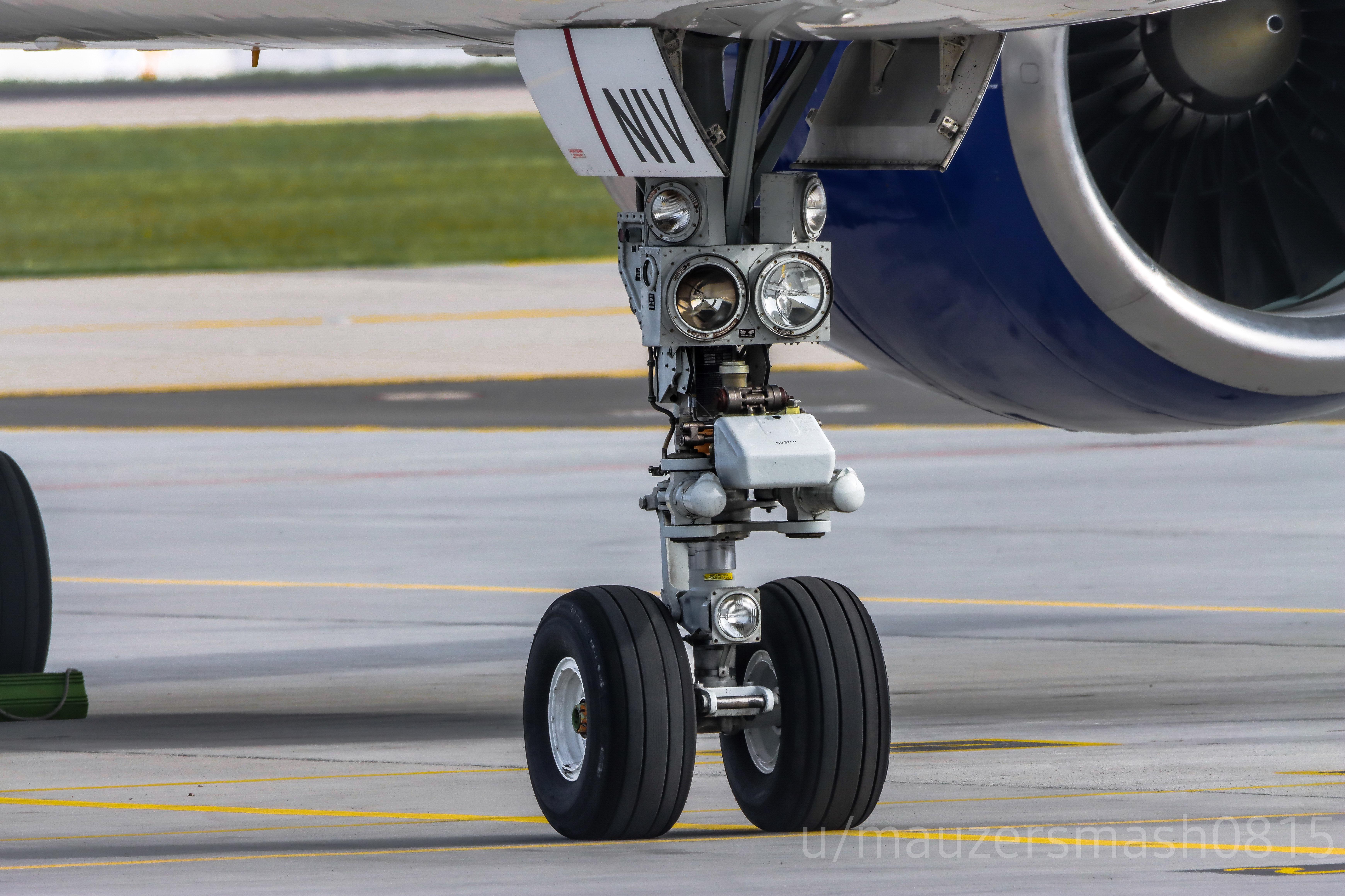 r/aviation - Boeing 757-200F nose landing gear closeup