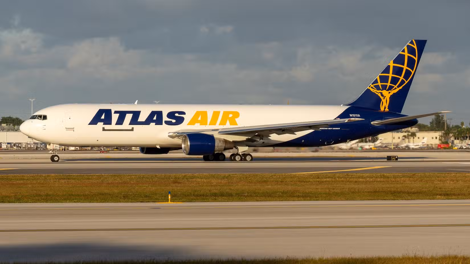 Boeing 767-300F flying