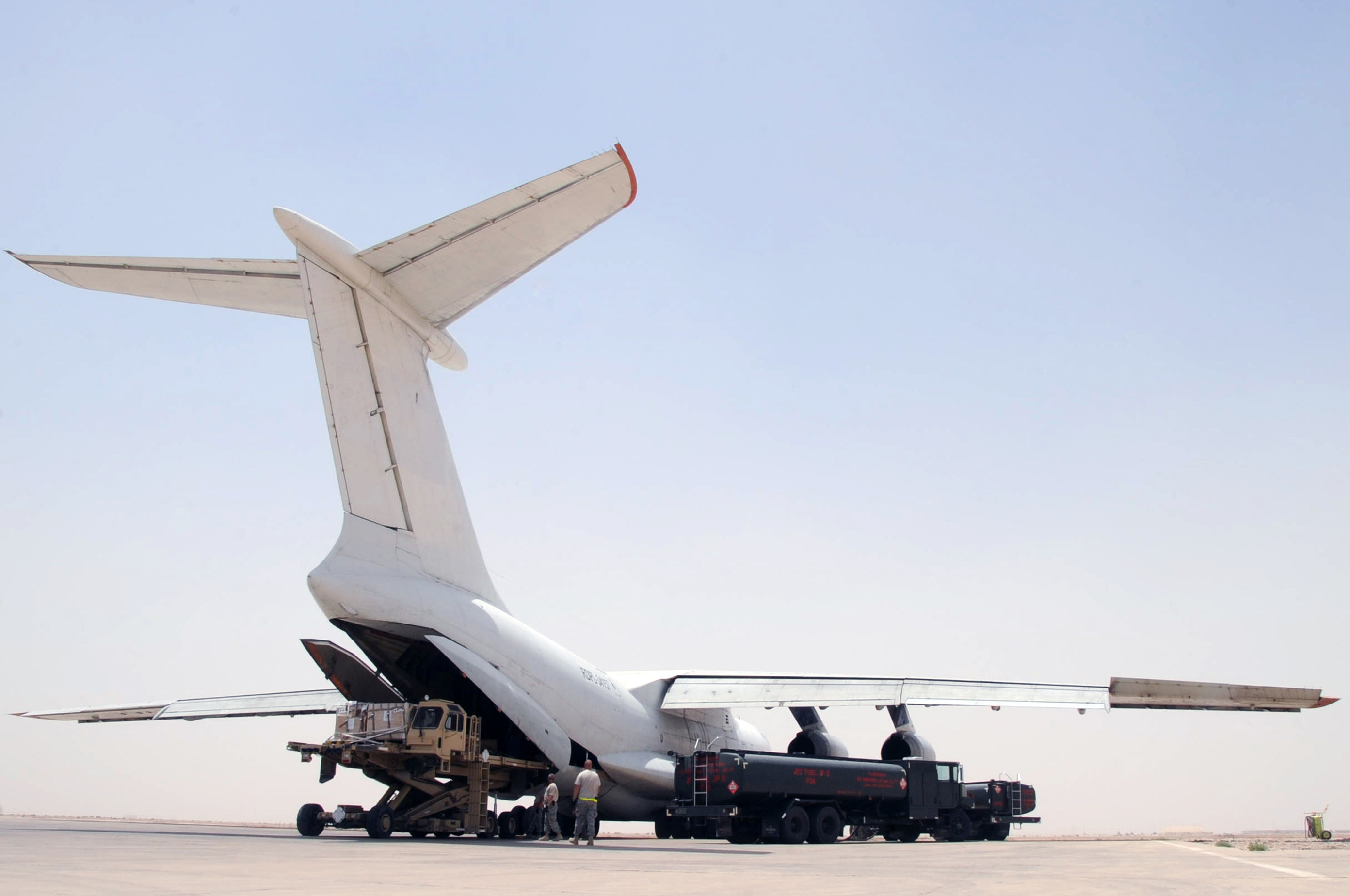 A commercial variant of the Ilyushin Il-76, loading cargo at Ali Air Base, Iraq
