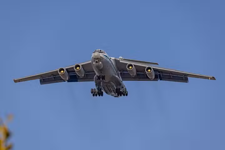 Ilyushin Il-76 landing
