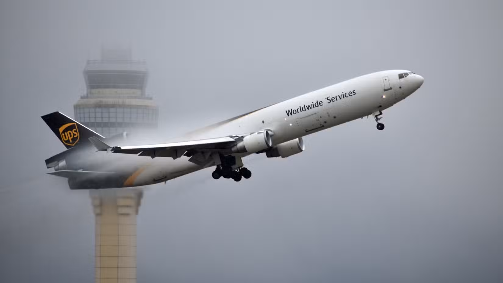 McDonnell Douglas MD-11F flying