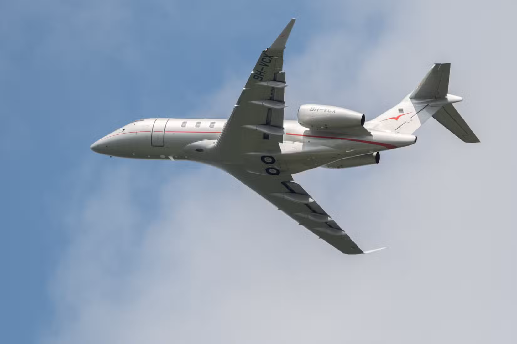 Bombardier Challenger 350 flying