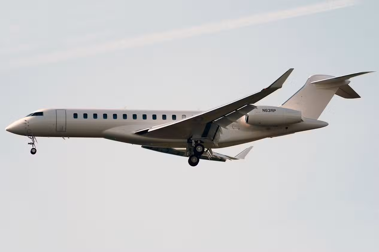 Bombardier Global 7500 on approach