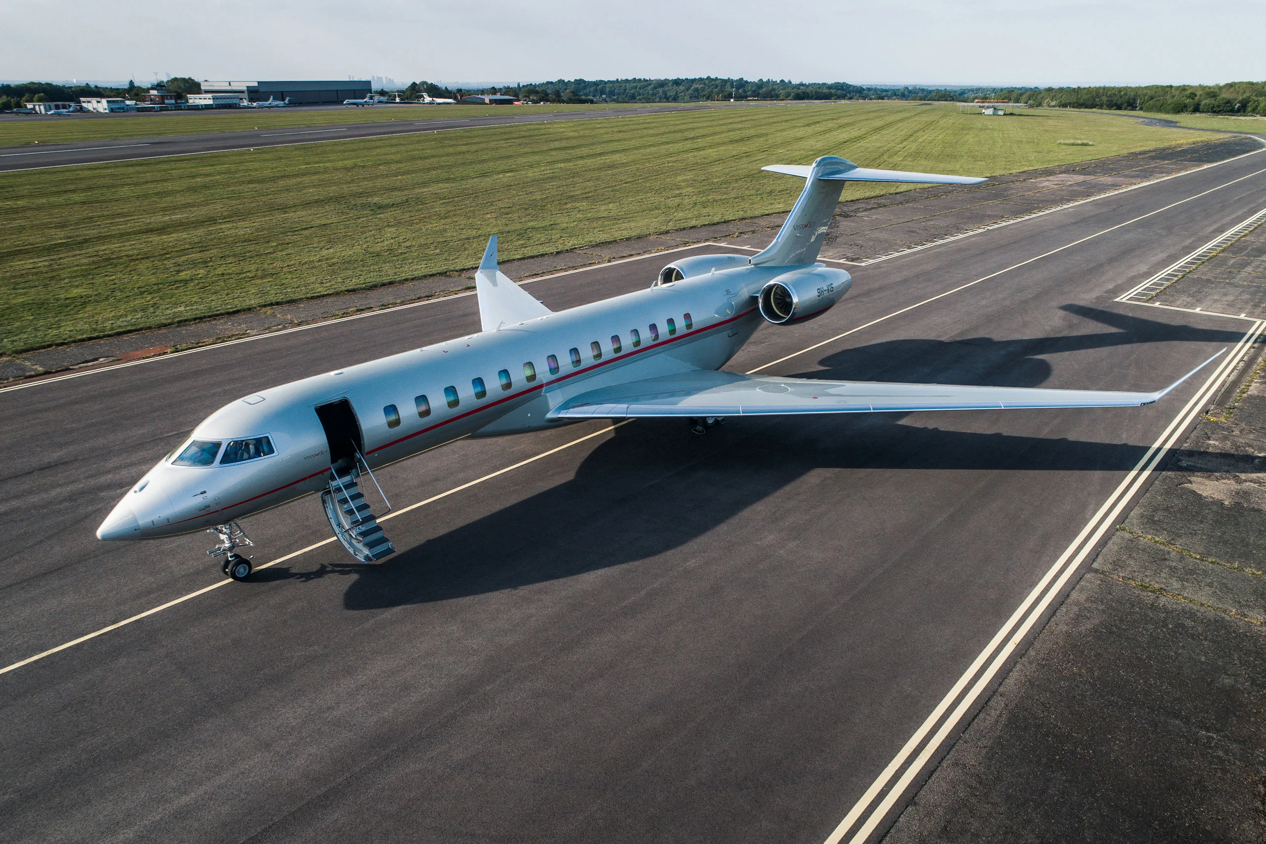 Bombardier Global 7500 flying