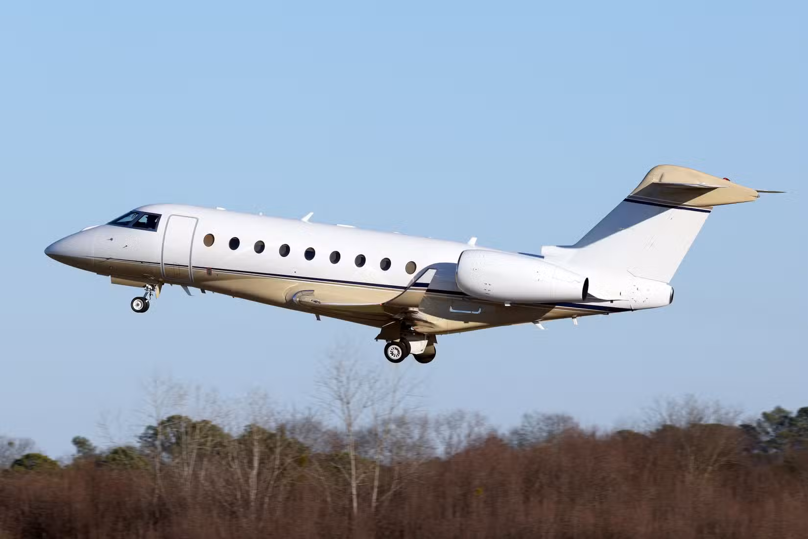 Gulfstream G280 departing shutterstock_2434523753