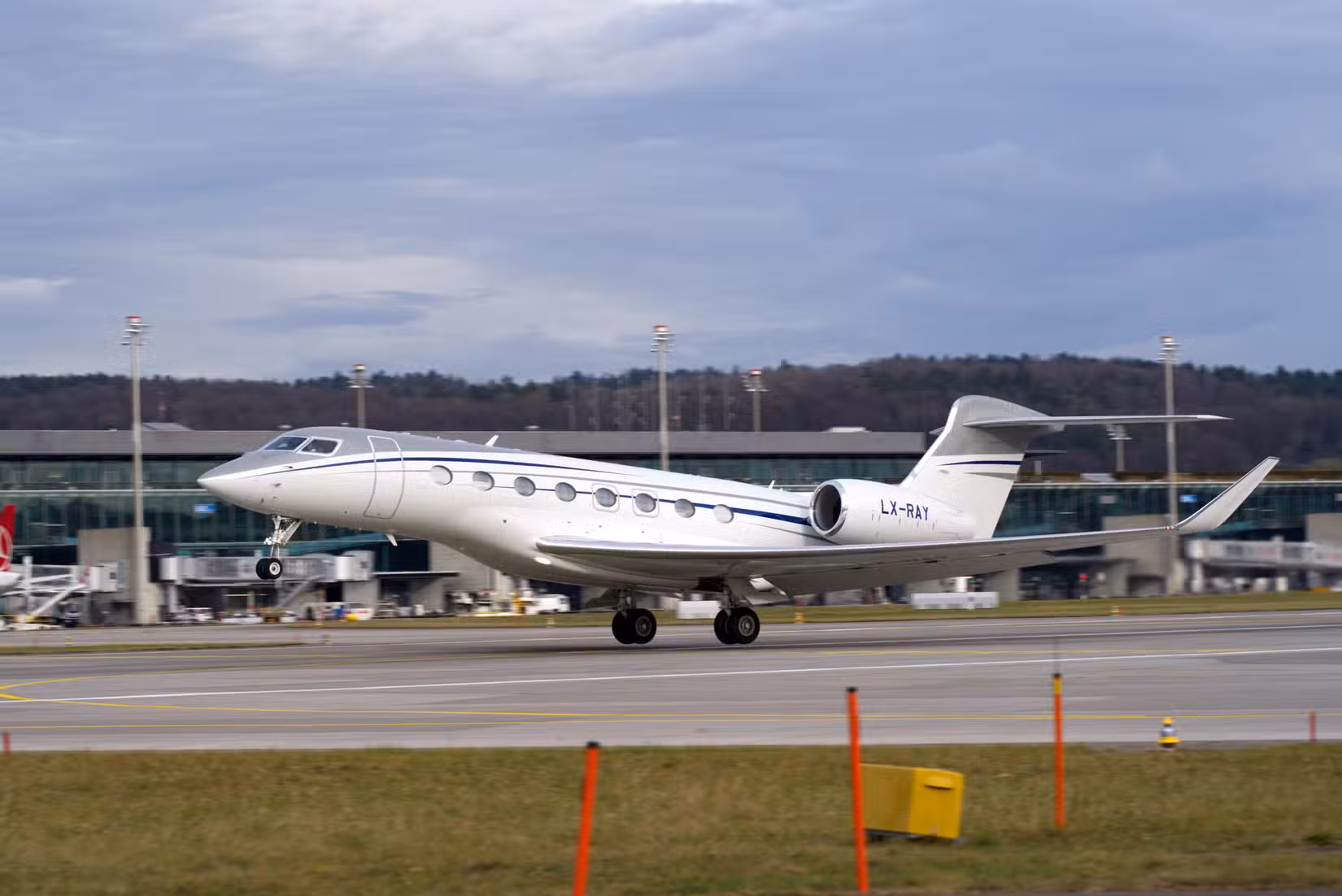 Roman Abramovich's Gulfstream G650ER taking off.