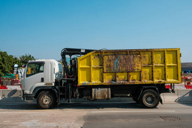side view of dump truck vehicle, dirty side view of dump truck vehicle, dirty - garbage truck side view stock pictures, royalty-free photos & images