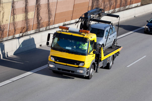 Tow truck on the highway  tow truck side view stock pictures, royalty-free photos & images